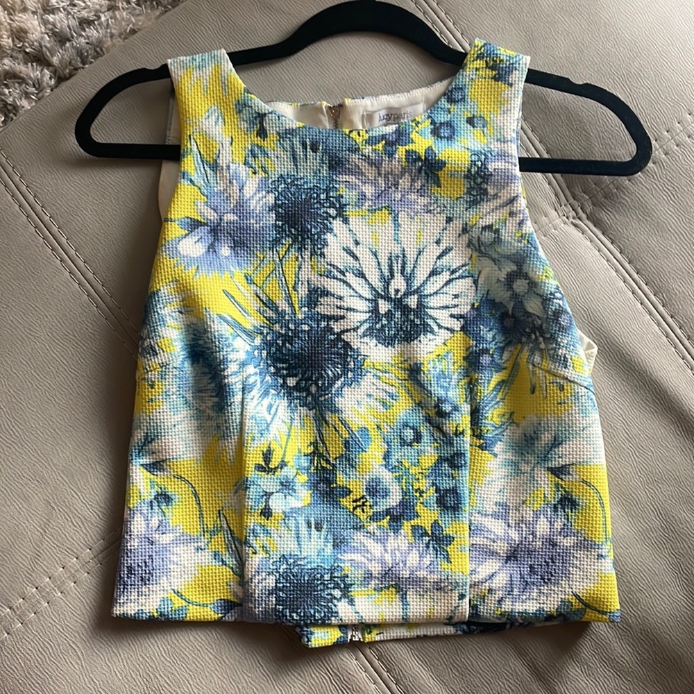 Super cute floral top! Great for work or a night out.